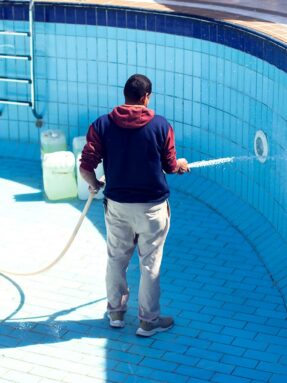 garden-project-hombre-limpiando-piscina