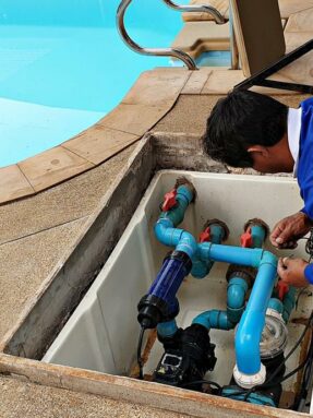 garden-project-hombre-limpiando-piscina bombas